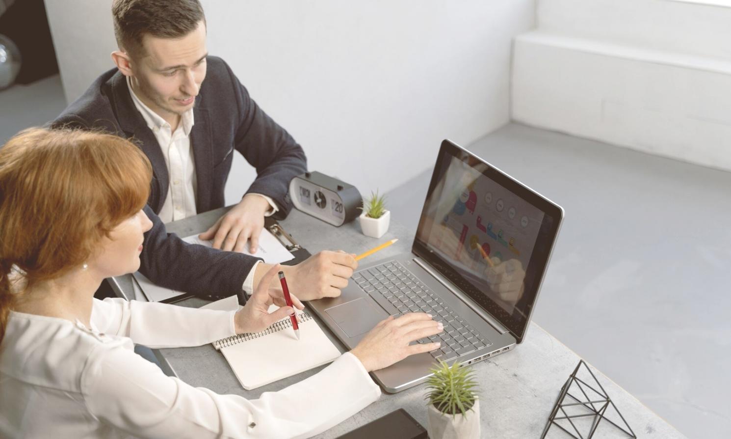 Équipe de travail analysant des données financières
